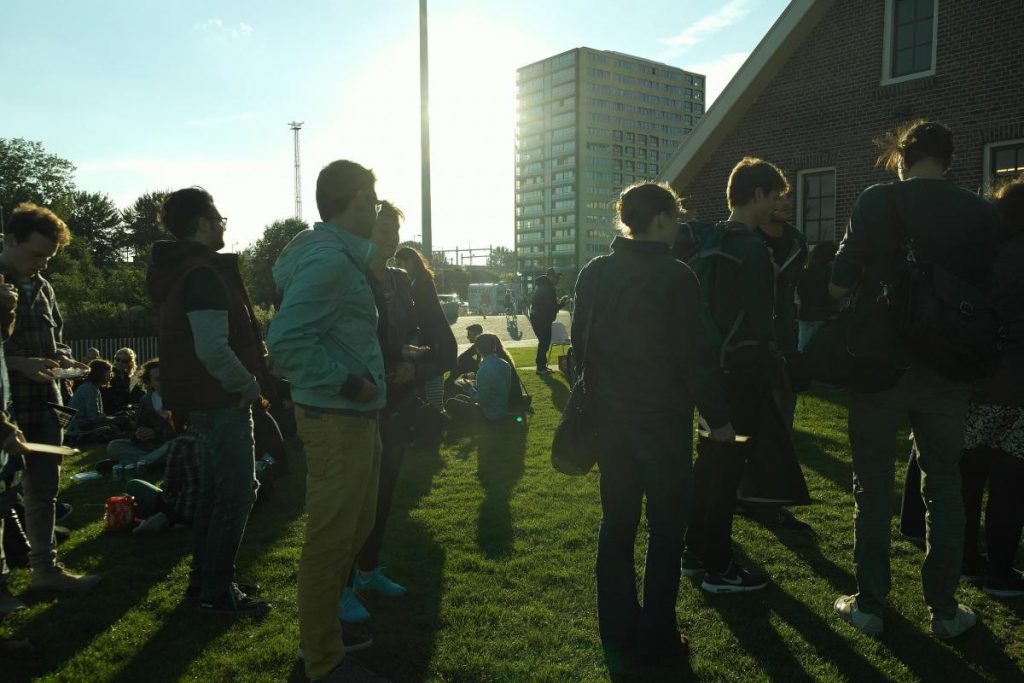 In de rij voor een hamburger! (Op de achtergrond complex Sciencepark zichtbaar)