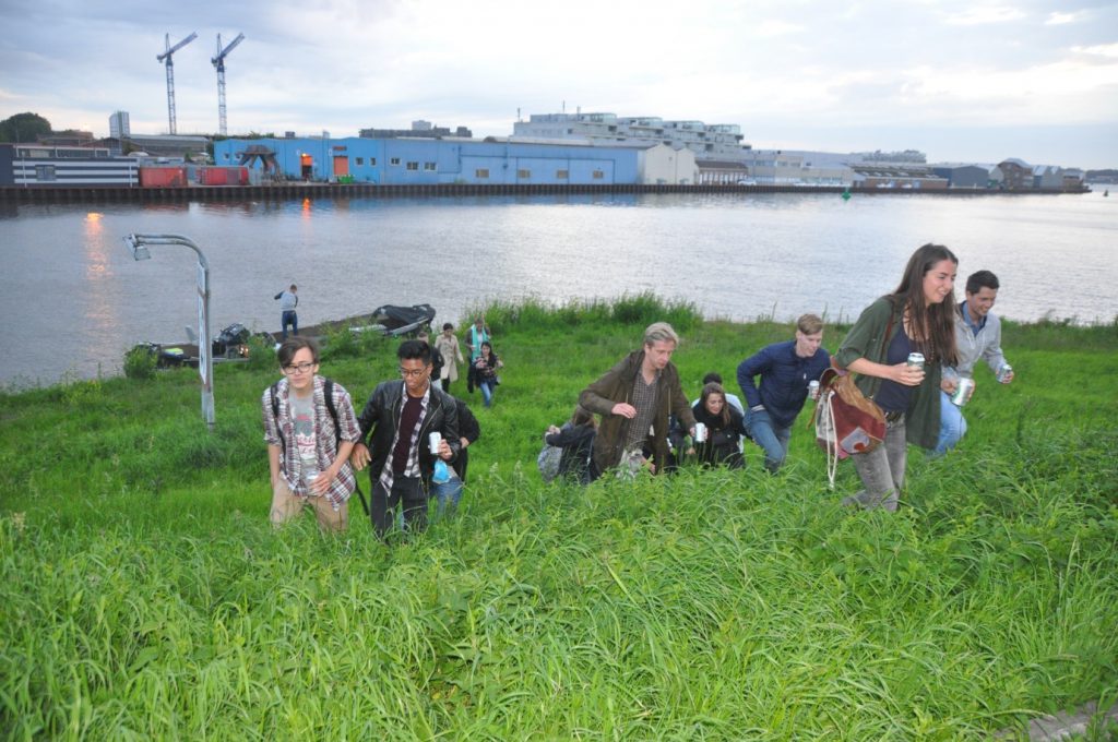 Aan de kade van het Amsterdam-Rijnkanaal, op weg naar het buurtfeest op de Zuiderzeeweg